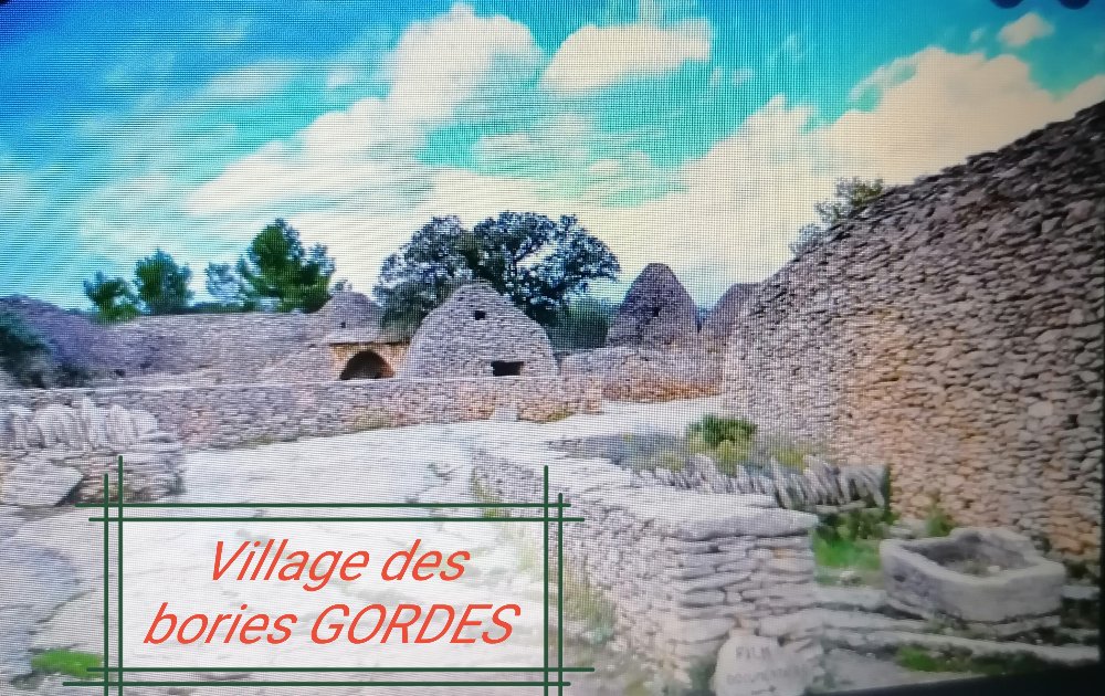 Aire camping-car  Robion (84440) - Photo 4